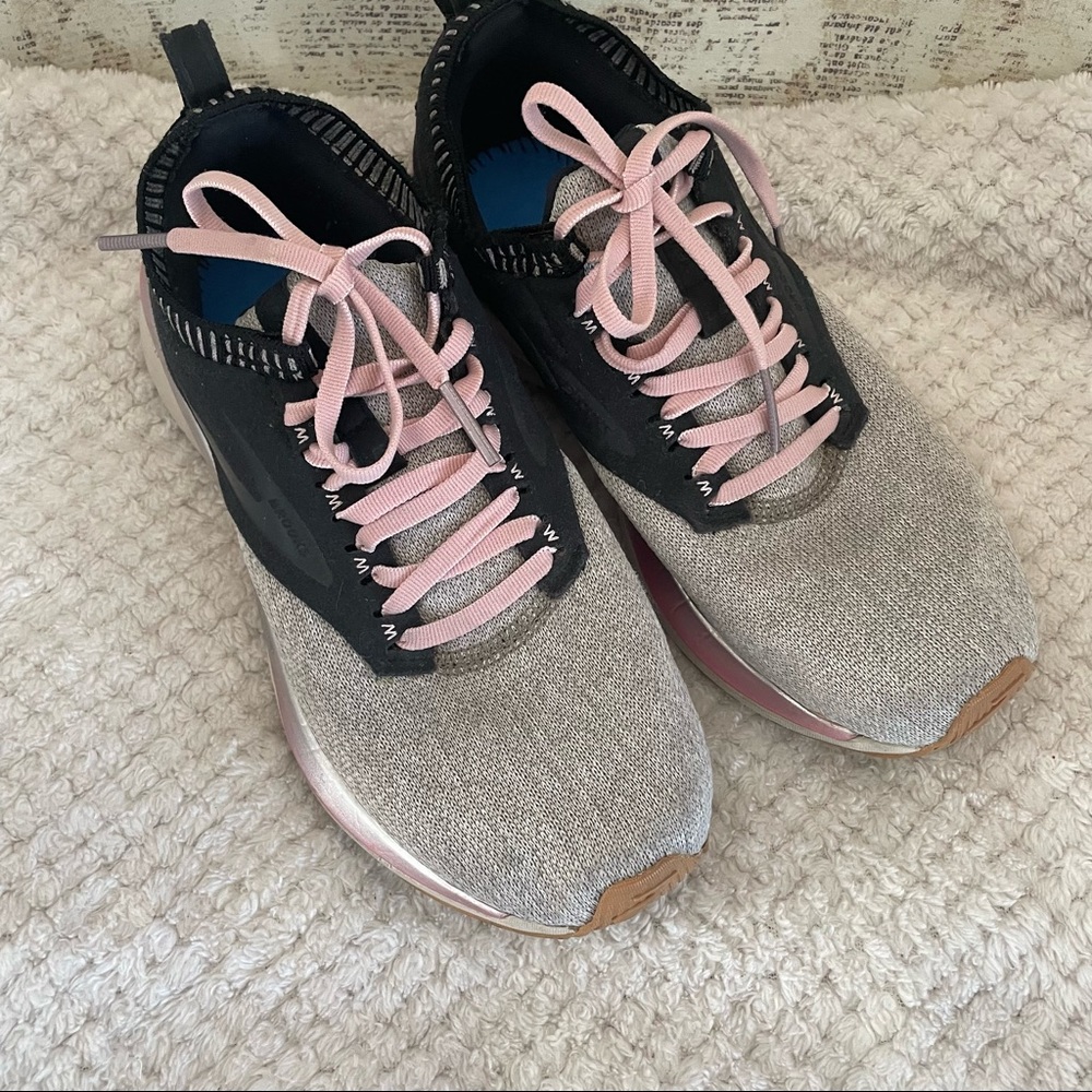 Brooks ricochet shoes women size 7.5 good condition